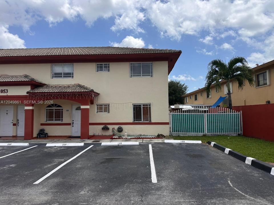 11053 W Okeechobee Rd 102, Hialeah Gardens, Floryda 33018, USA
