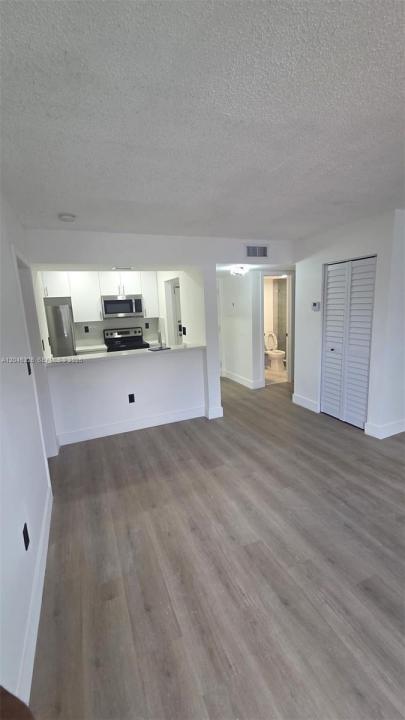 7125 NW 186th St B201, Hialeah, Florida 33015, USA
