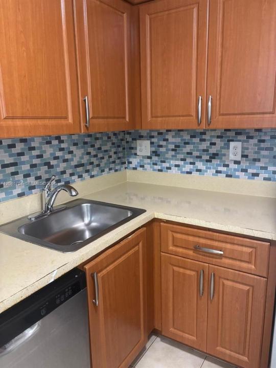 7110 NW 179th St 211, Hialeah, Florida 33015, Stati Uniti