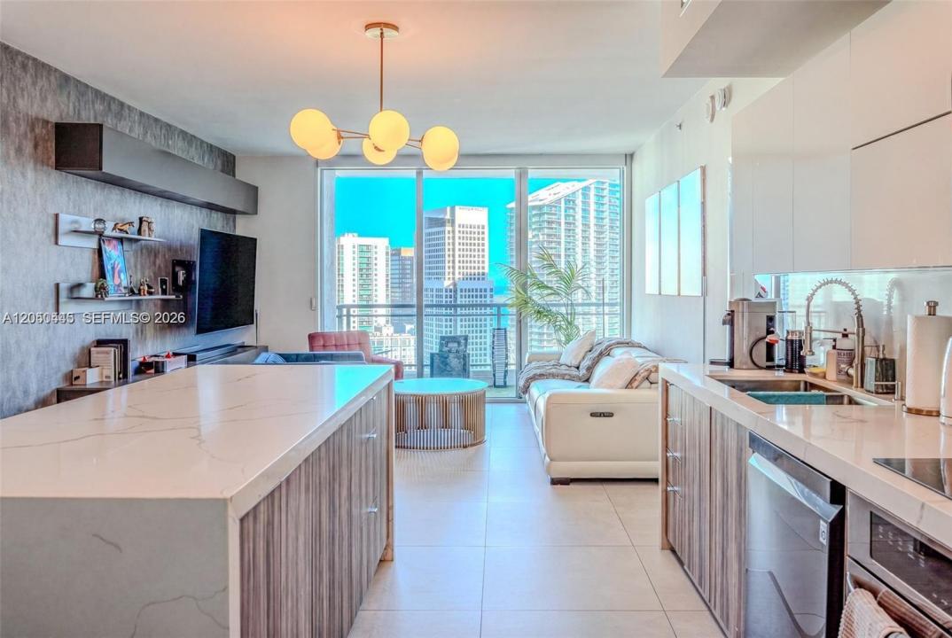 90 SW 3rd St 3703, Miami, Floryda 33130, USA