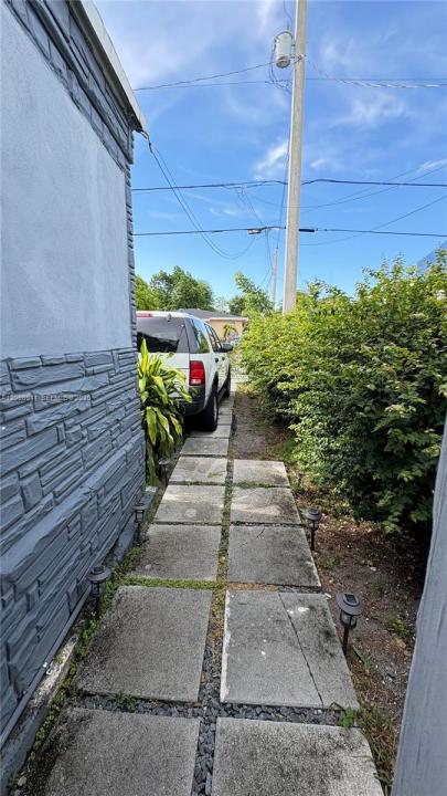 2254 NW NW 3rd Street 1, Miami, Florida 33125, USA