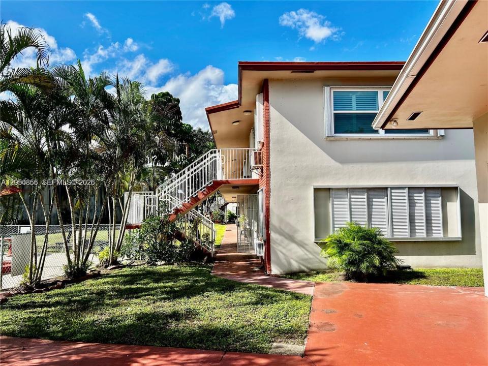 2918 Funston 34B, Hollywood, Florida 33020, USA