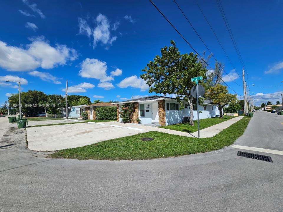 329 SE 2nd St, Hallandale Beach, Florida 33009, USA
