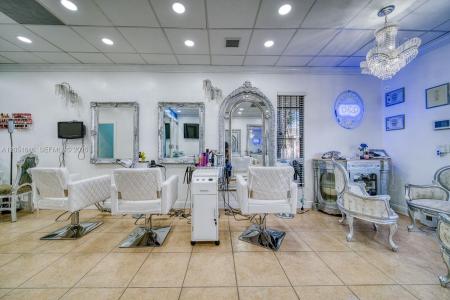 Full service Beauty salon PRIME location close to Sunset PLace, South Miami, Floride 33143, États-Unis