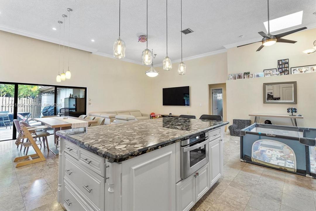 2707 S Parkview Dr, Hallandale Beach, Florida 33009, USA