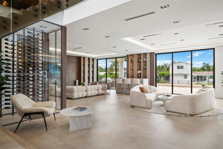 2380 NE 196th St, Miami, Florida 33180, USA