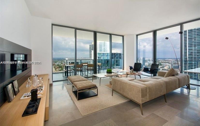 88 SW 7th St 2712, Miami, Florida 33130, USA