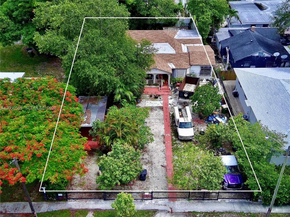 1053 NE 128th St, North Miami, Florida 33161, USA
