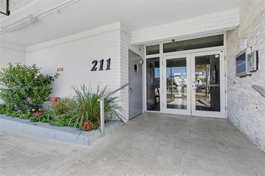 211 S Ocean Dr 205, Hollywood, Florida 33019, USA
