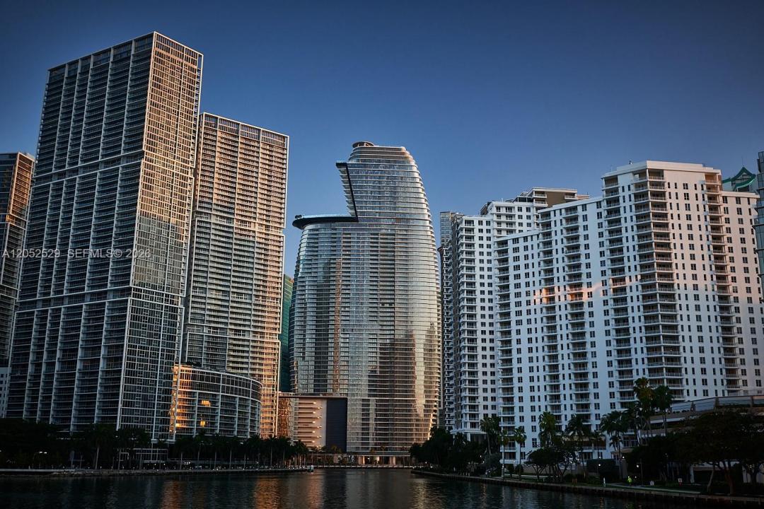 300 Biscayne Boulevard Way 1705W, Miami, Florida 33131, Stati Uniti