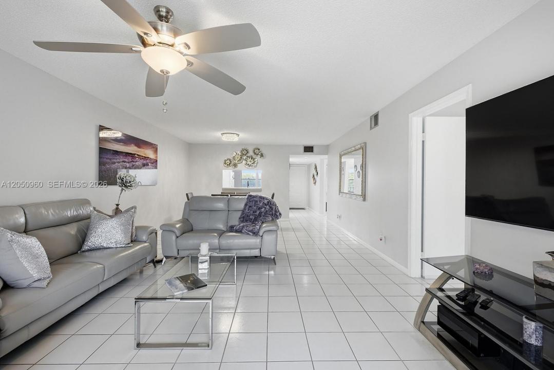 1300 SW 125th Ave 406K, Pembroke Pines, Florida 33027, USA