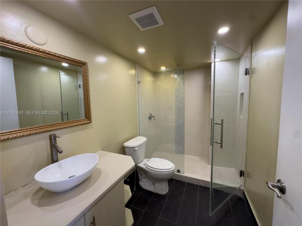 4854 NW 7th St 208, Miami, Floryda 33126, USA