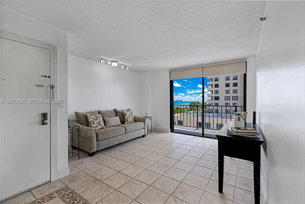 2625 Collins Ave 702, Miami Beach, Florida 33140, USA