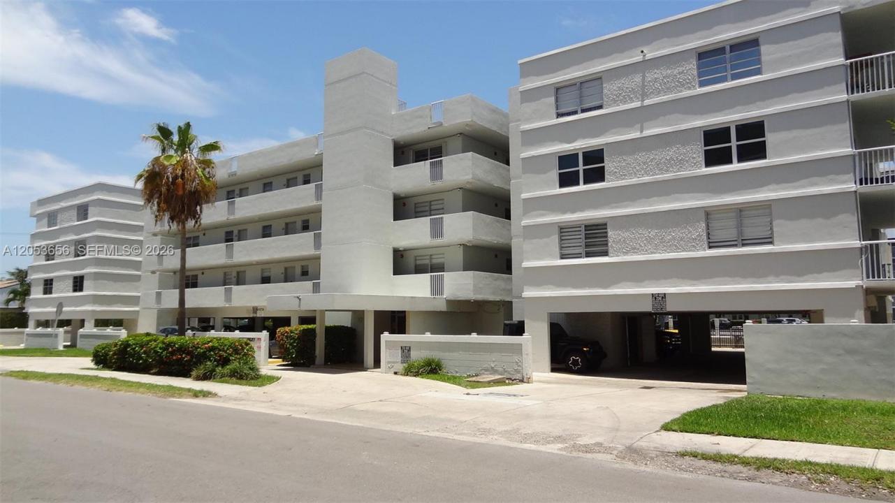 3527 NE 168th St 407, North Miami Beach, Florida 33160, USA