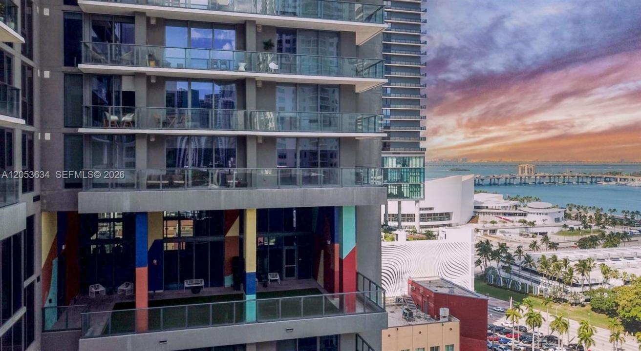 230 NE 4th Street B1, Miami, Floride 33132, États-Unis