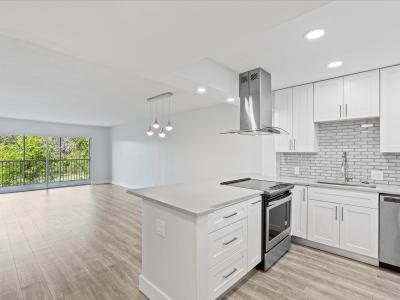 3150 N Palm Aire Dr 406, Pompano Beach, Florida 33069, USA