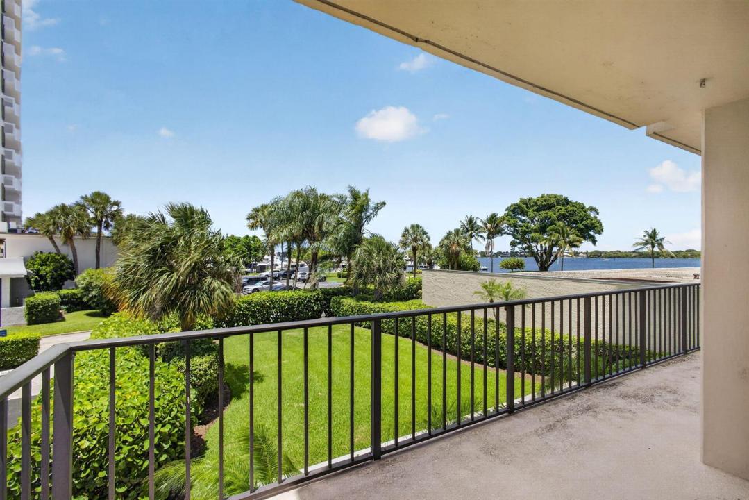 136 Lakeshore Drive, North Palm Beach, Florida 33408, USA