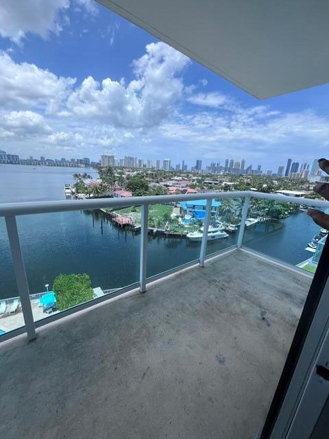 2841 NE 163rd Street 901, North Miami Beach, Flórida 33160, Estados Unidos