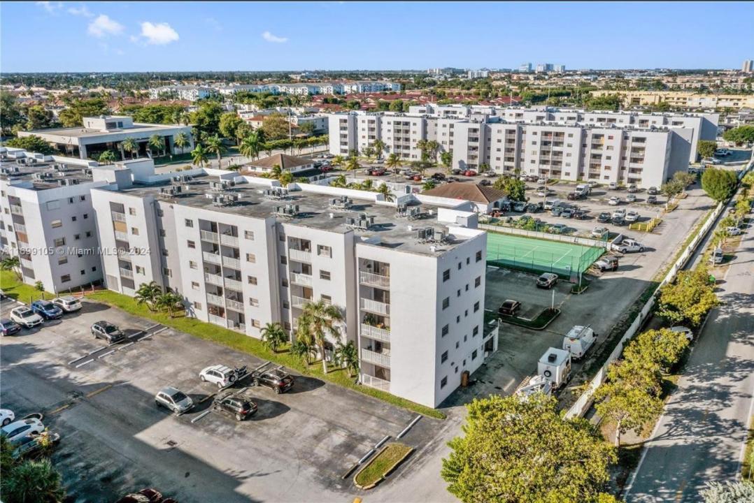 8145 NW 7th Street 208, Miami, Floride 33126, États-Unis