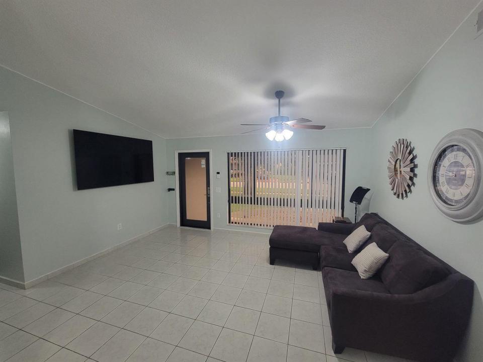 8511 NW 8th Street, Pembroke Pines, Florida 33024, Stati Uniti