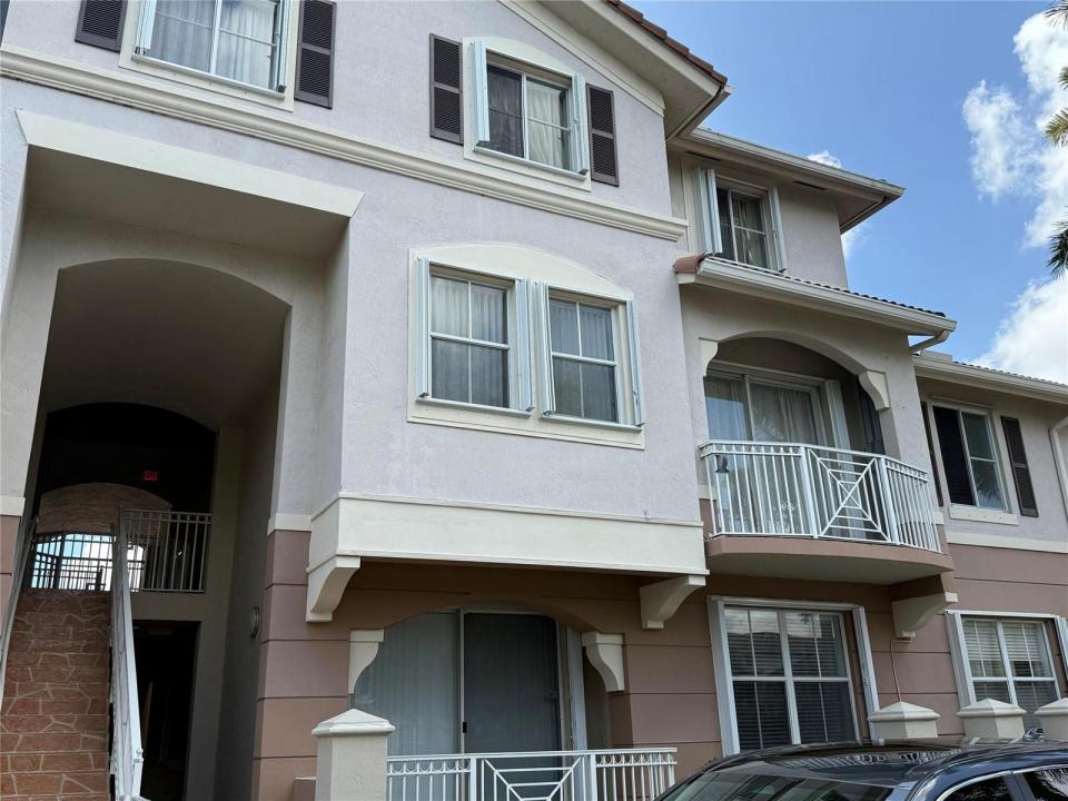 8930 W Flagler Street 215, Miami, Floryda 33174, USA
