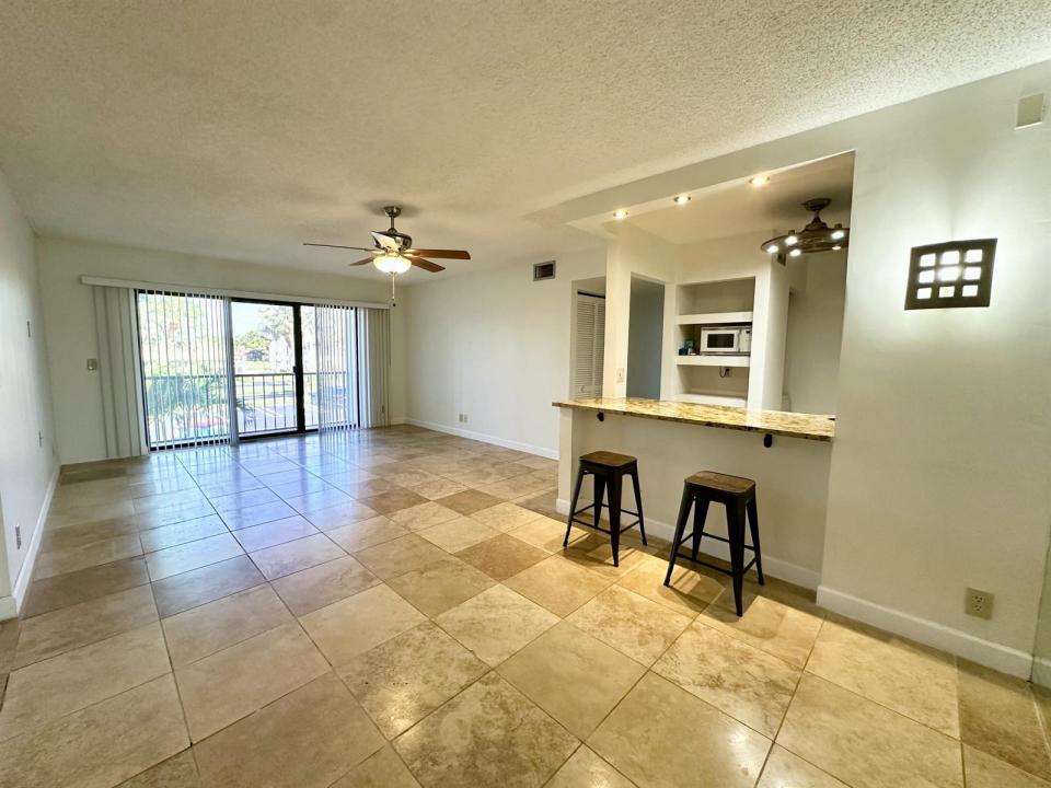 627 Sea Pine Way C2, Florida 33415, USA