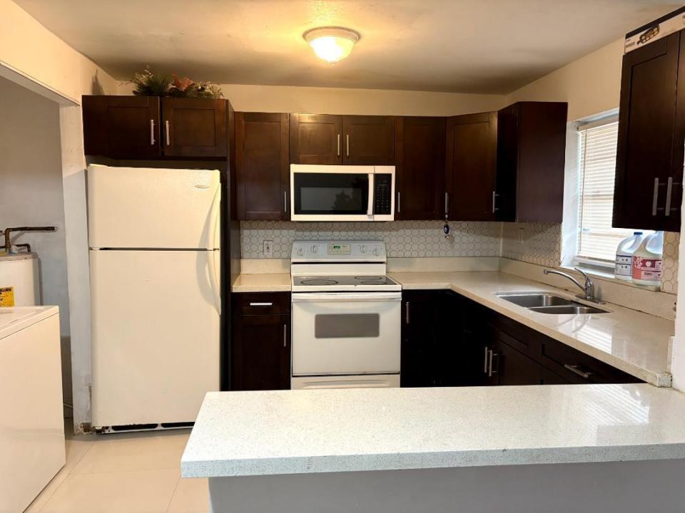 2400 NW 21st Street 3, Fort Lauderdale, Florida 33311, USA
