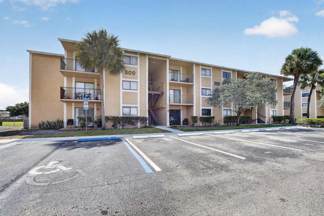 300 Palm W Circle 106, Pembroke Pines, Floride 33025, États-Unis