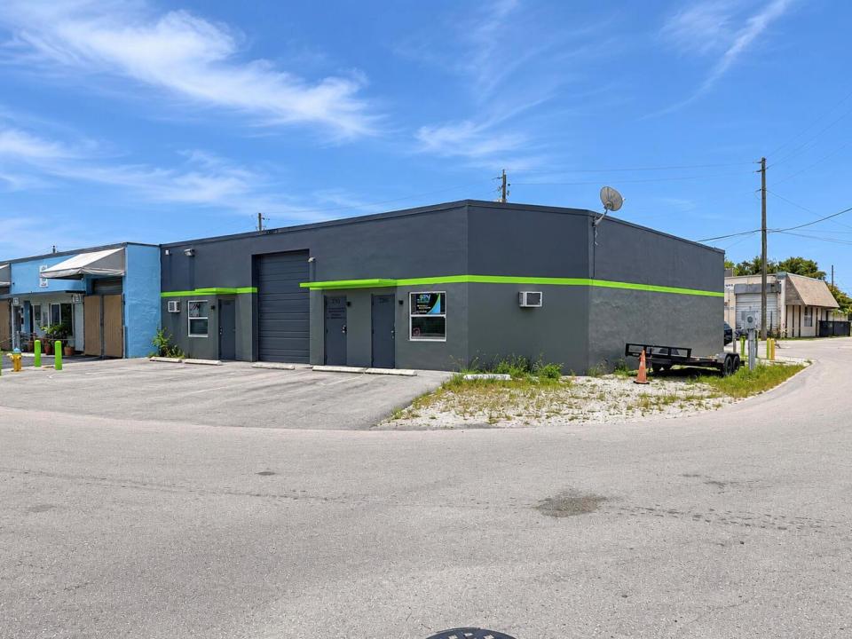 2360 NW 30th Court, Oakland Park, Florida 33311, USA