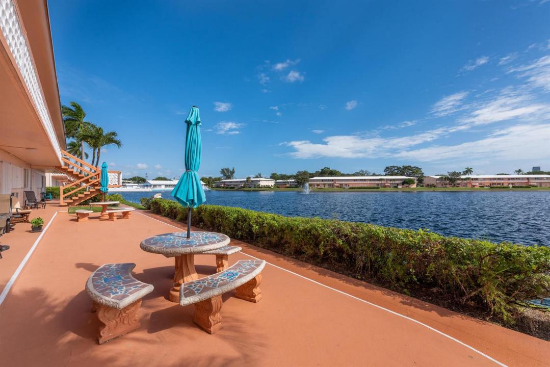 925 SW 11th Avenue 3j, Florida 33009, USA