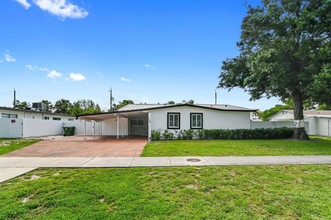124 Davis Road, Palm Springs, Florida 33461, USA