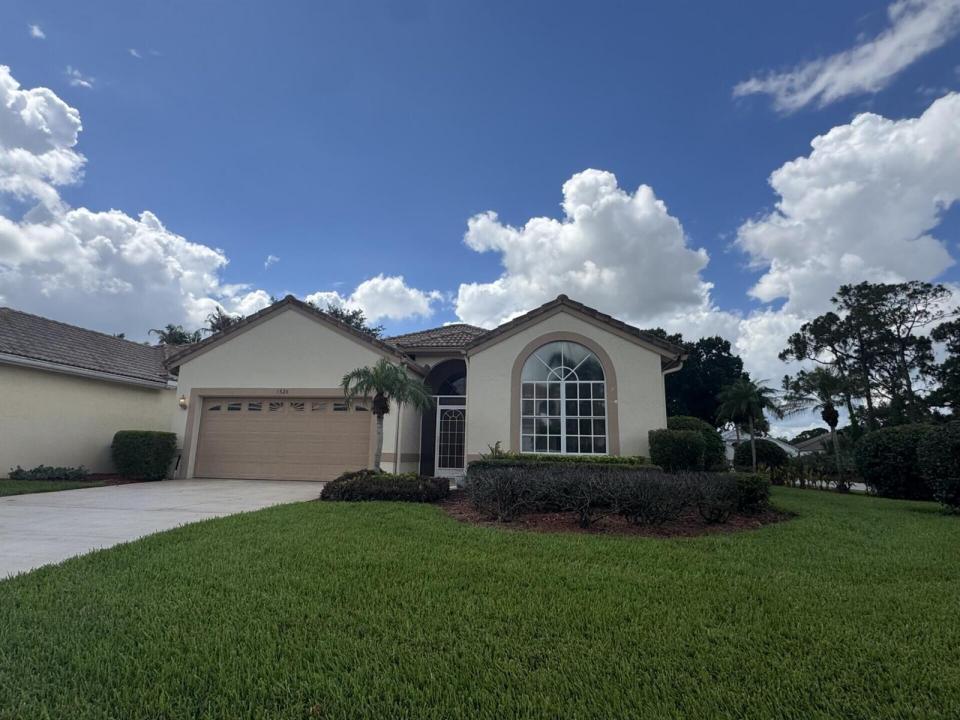 1528 SE Holyrood Lane, Port St. Lucie, Florida 34952, USA