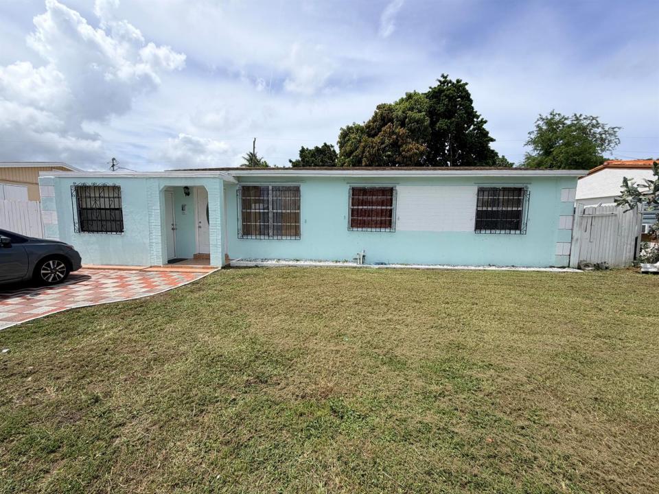 2033 Longwood Road, West Palm Beach, Florida 33409, USA