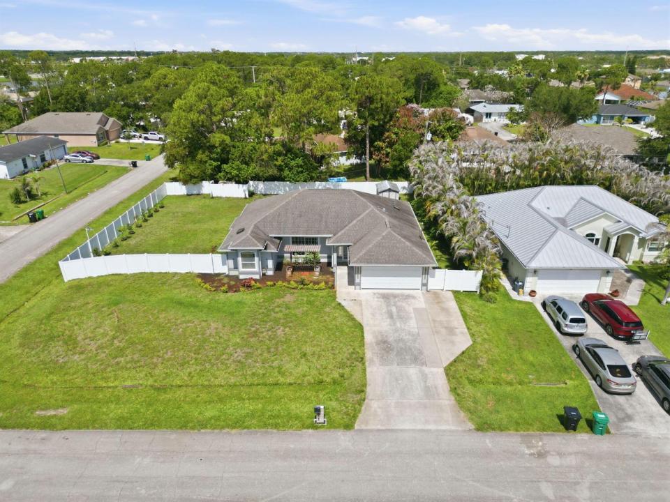 102 NW Peach Street, Port St. Lucie, Floride 34983, États-Unis