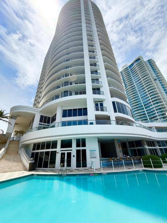 17375 Collins Avenue 1104, Sunny Isles Beach, Florida 33160, USA