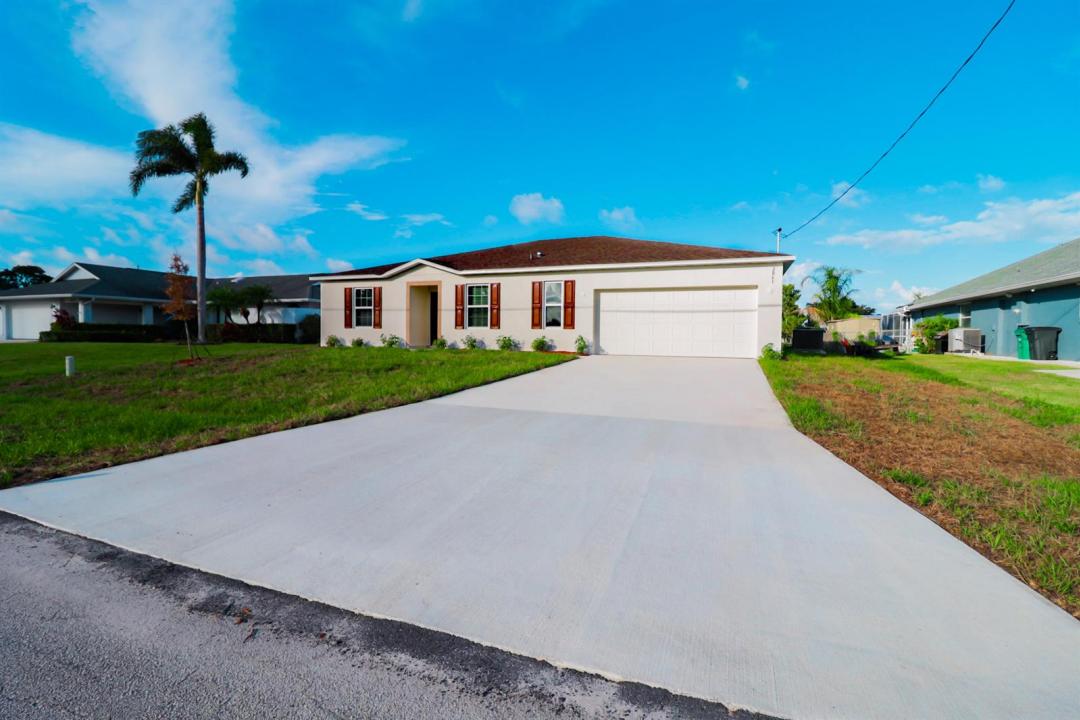 2061 SE Mantua Street, Port St. Lucie, Floride 34952, États-Unis