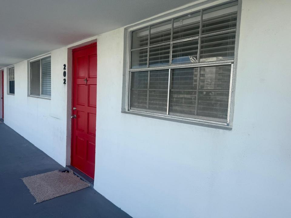 402 Lake Shore Drive 202, West Palm Beach, Florida 33403, USA