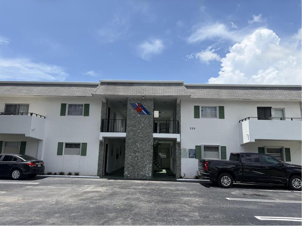 320 SW 1st Street D-4, Pompano Beach, Florida 33060, USA