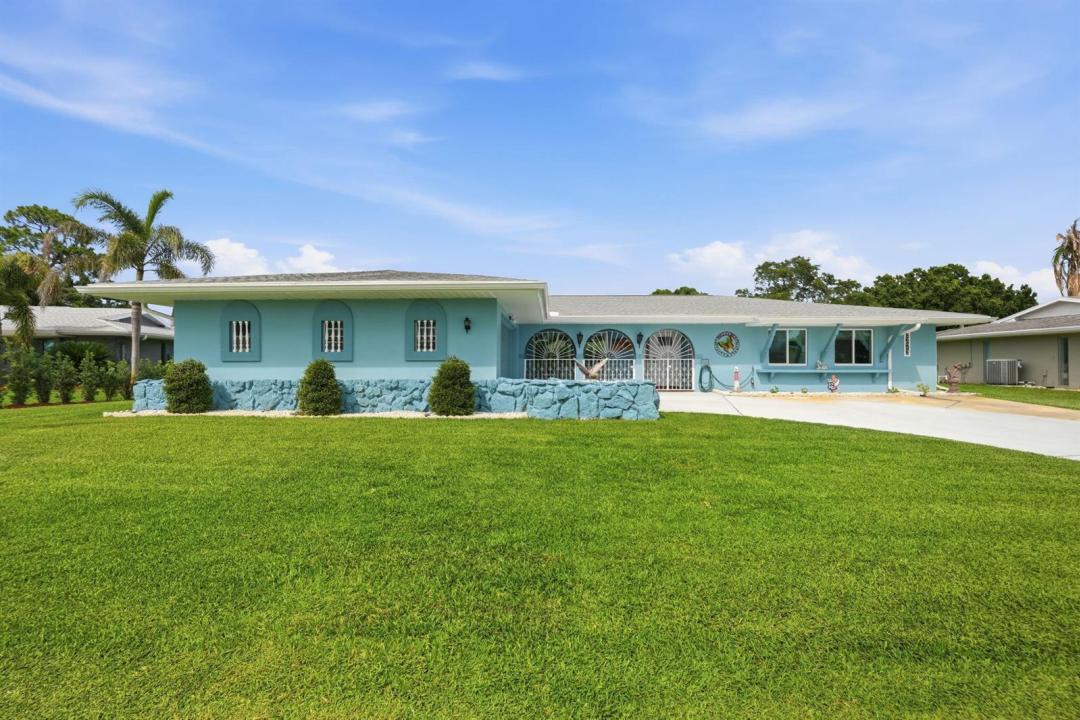 2773 SE Pine Valley Street, Port St. Lucie, Florida 34952, USA
