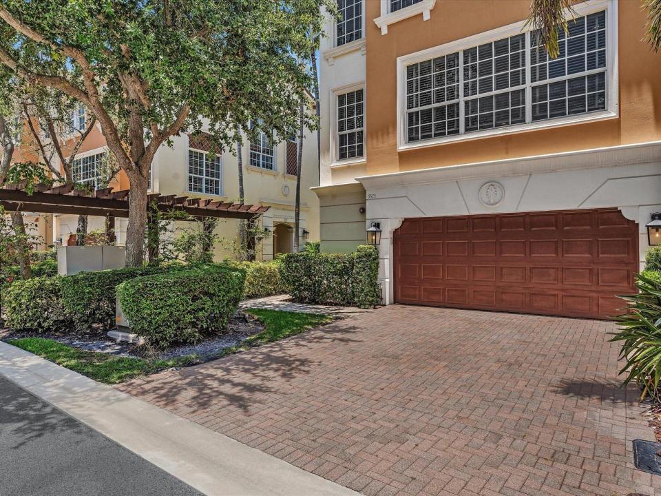 5575 NE Trieste Way, Boca Raton, Florida 33487, USA