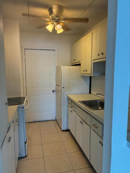 300 NE 191st Street 217, Miami, Floride 33179, États-Unis
