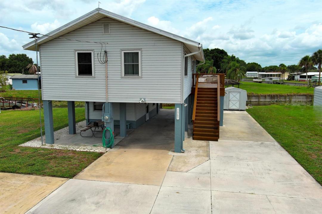 1065 Peach Lane, Okeechobee, Florida 34974, USA