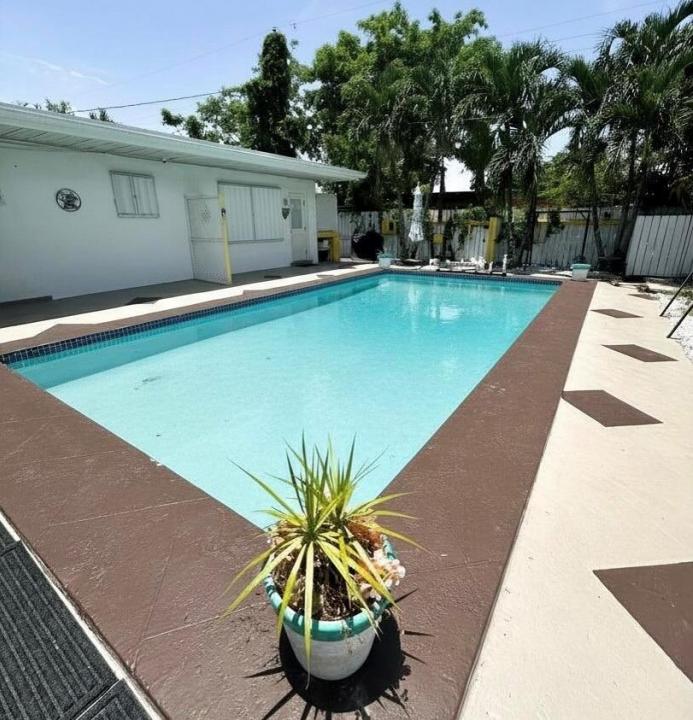 825 NE 6th Street 2, Hallandale Beach, Floride 33009, États-Unis