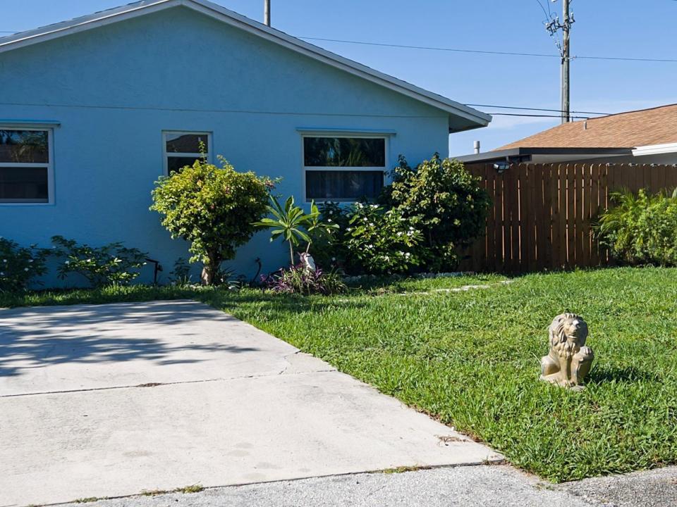 4915 Weymouth Street, Lake Worth, Florida 33463, USA