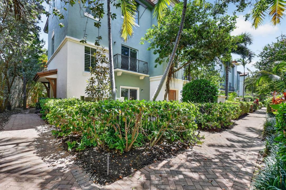 27 NW Hawthorne Place, Boca Raton, Florida 33432, USA