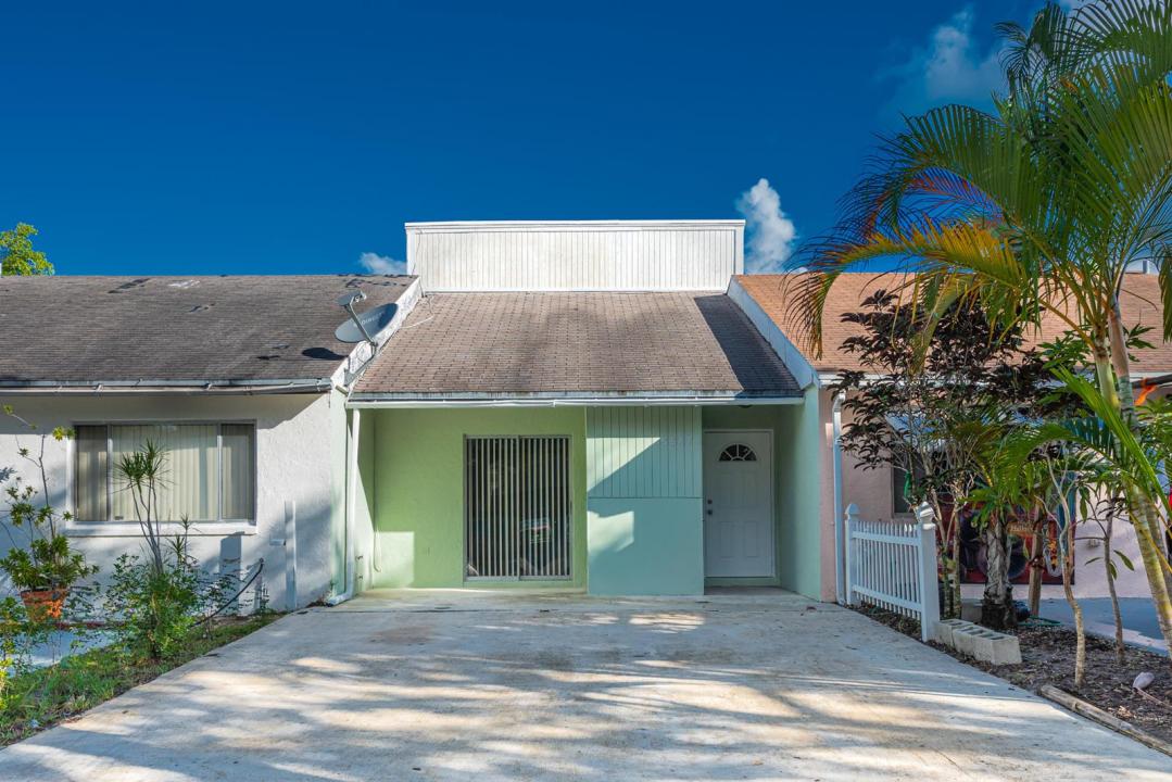 5847 S 37th Street, Florida 33463, USA