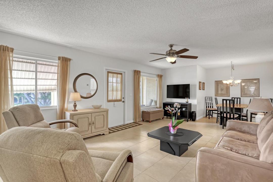 337 Pine Ridge Circle D-2, Florida 33463, HOA KỲ