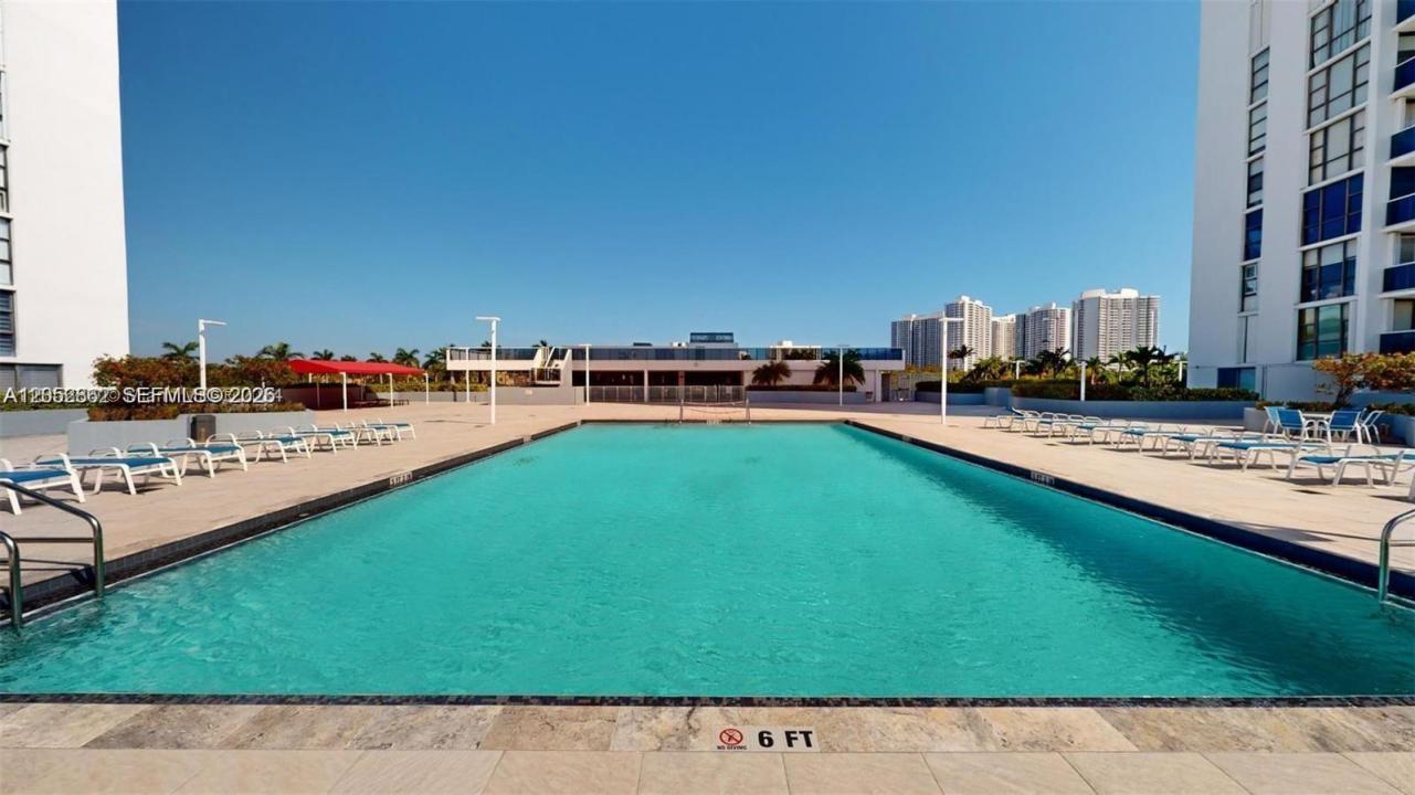 3625 N Country Club Dr PH2, Aventura, Floride 33180, États-Unis