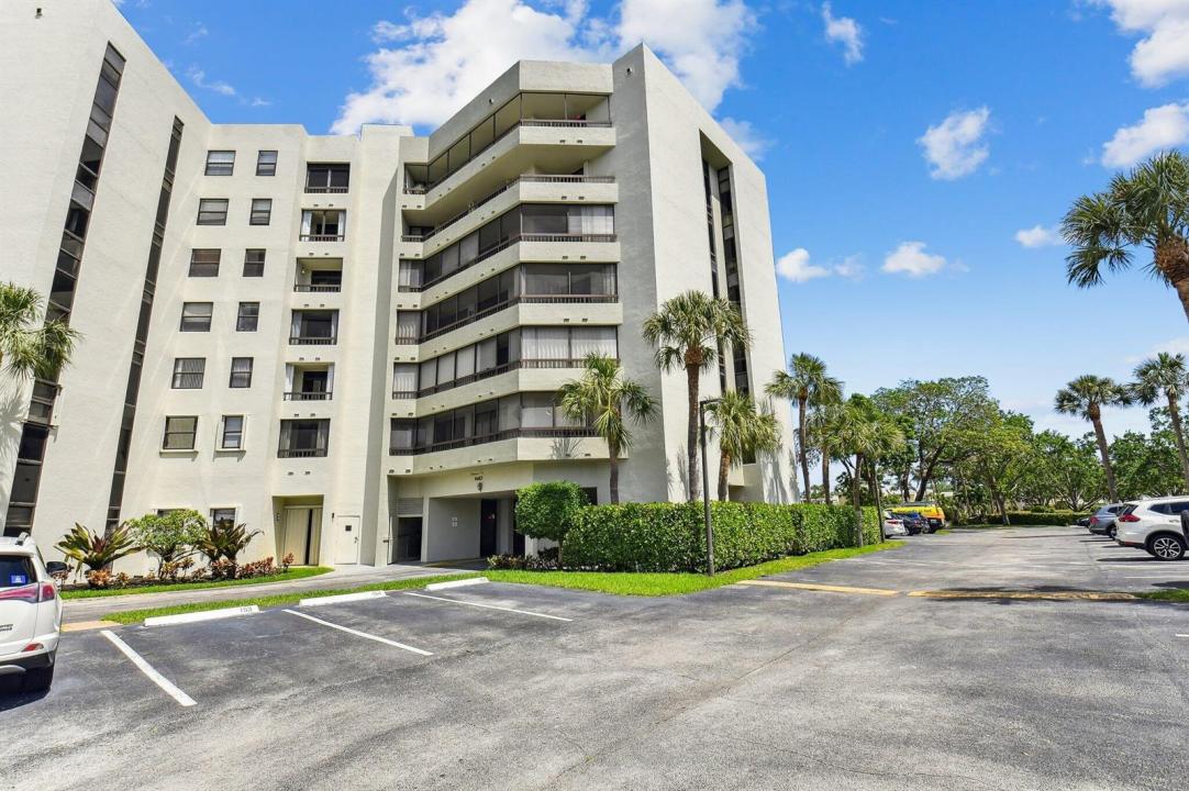 6463 La Costa Drive 201, Boca Raton, Florida 33433, USA