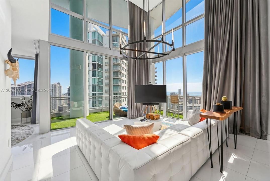 90 SW 3rd St PH-12, Miami, Florida 33130, USA